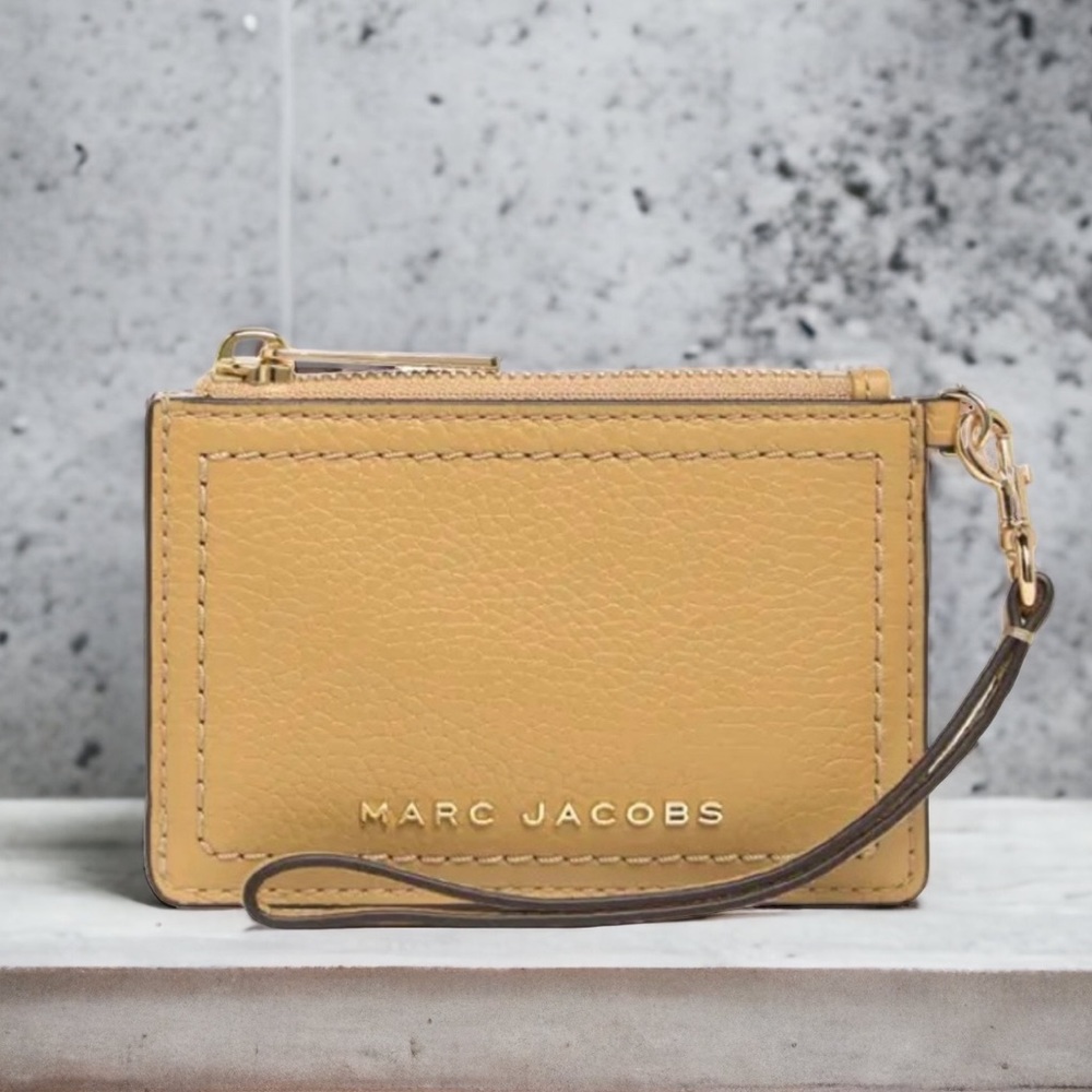 NWT ✩ Marc Jacobs wristlet wallet clutch Iced coffee textured tan leather gold